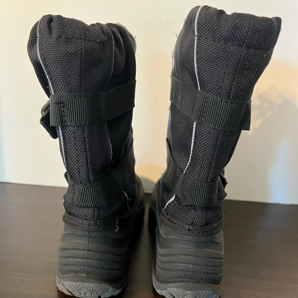 Kamik Black Snow Boots with Buckle Fastenings - Picture 2 of 6
